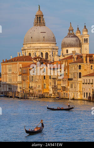 La superbe vue du Ponte dell'Accademia prendre dans les vues du Grand Canal et Basilica di Santa Maria della Salute dans la belle ville de Banque D'Images