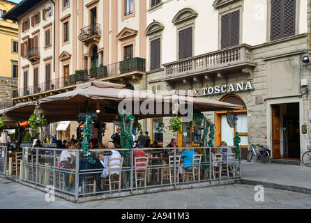 Les gens et les touristes appréciant le déjeuner dans un restaurant en plein air en place Signoria dans le centre historique de Florence, Toscane, Italie Banque D'Images