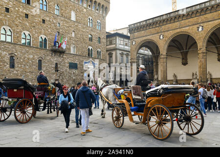 Calèches en face du Palazzo Vecchio, Piazza della Signoria, Site du patrimoine mondial de l'UNESCO, dans le centre de Florence, Toscane, Italie Banque D'Images