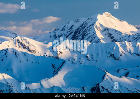 Soleil et ombres du soir dans l'est de la chaîne de l'Alaska; Alaska, États-Unis d'Amérique Banque D'Images