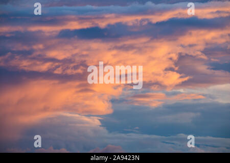 Ciel d'automne avant l'aube, les premiers rayons de soleil la couleur du ciel avec nuages. Contexte, la texture, l'espace pour le texte. Banque D'Images