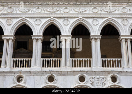 Venise, Italie - 18 juillet 2019 : Le point de vue de la cour de la Loggia au Palais des Doges, ou également connu sous le nom de Palazzo Ducale dans la ville de Venise, il Banque D'Images