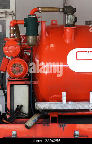 Le gros plan de la corps rouge et le réservoir d'eau d'un camion d'incendie ou d'un petit camion d'incendie. Banque D'Images