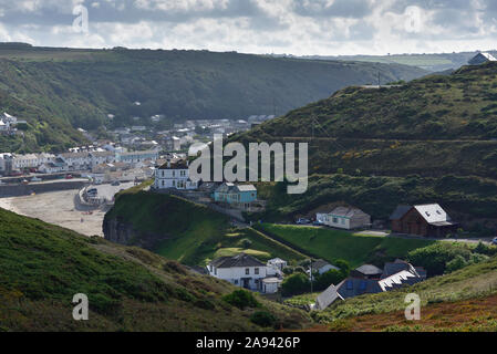 Regarder sur Portreath, Cornwall, du chemin de la côte qui monte jusqu'au-dessus du village du port. Banque D'Images