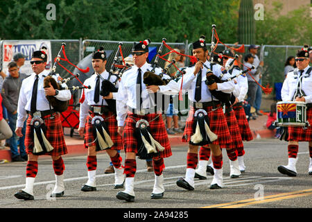 Service d'incendie de Tucson scotish pipe band au Veterans day parade. Banque D'Images