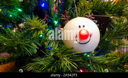 Bal de noël renne avec nez rouge clignotant sur l'arbre de Noël Banque D'Images