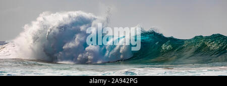 Vagues tropicales se brisant et éclaboussant au large de la côte Na Pali ; Kauai, Hawaii, États-Unis d'Amérique Banque D'Images