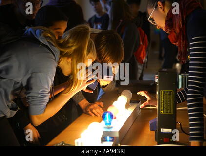 Prague, République tchèque. 12 Nov, 2019. Les élèves participent à une expérience au cours de la Semaine de la science et de la technologie de cause à Prague, République tchèque, le 12 novembre 2019. L'Académie des sciences tchèque accueille la Semaine de la science et de la technologie à Prague du 11 au 17 novembre. Le festival vise à attirer le public, en particulier les jeunes étudiants, à accorder plus d'attention à des menaces mondiales comme le changement climatique et les catastrophes naturelles. Credit : Dana Kesnerova/Xinhua/Alamy Live News Banque D'Images