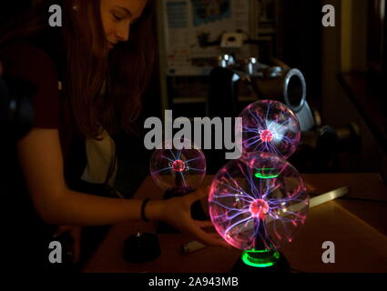 Prague, République tchèque. 12 Nov, 2019. Une fille touche une sphère avec décharge électrique au cours de la Semaine de la science et de la technologie de cause à Prague, République tchèque, le 12 novembre 2019. L'Académie des sciences tchèque accueille la Semaine de la science et de la technologie à Prague du 11 au 17 novembre. Le festival vise à attirer le public, en particulier les jeunes étudiants, à accorder plus d'attention à des menaces mondiales comme le changement climatique et les catastrophes naturelles. Credit : Dana Kesnerova/Xinhua/Alamy Live News Banque D'Images