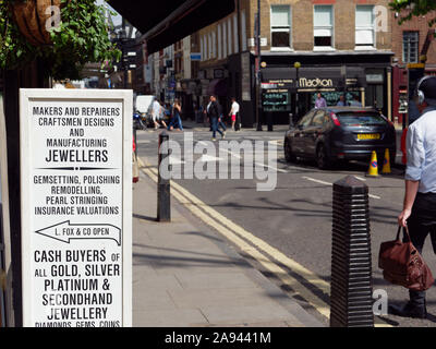 Bijouteries de Hatton Garden avec les consommateurs et les passants Banque D'Images