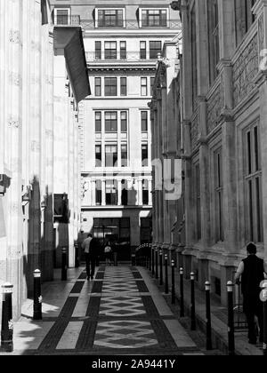 Passage dans les bâtiments Guildhall de Londres avec les travailleurs des finances Banque D'Images