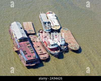 Péniches commerciales et les remorqueurs amarrés ensemble sur la rivière Thames, près de l'O2 Arena (prises d'Emirates Airline). Banque D'Images