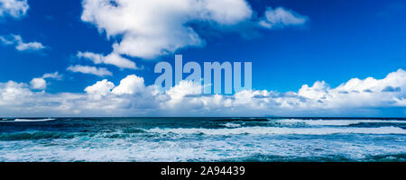 Les vagues de l'océan se déferle sur la rive avec l'horizon qui rencontre le nuage et le ciel bleu; Honolulu, Oahu, Hawaii, États-Unis d'Amérique Banque D'Images