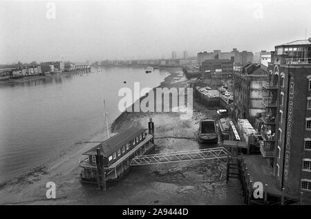 Docklands Development 1980 London UK. Nouveau bloc appartement Quai de Concordia. Tamise anciens entrepôts terrains vagues, Southwark, London Bridge, au sud-est de Londres. 1987 HOMER SYKES Banque D'Images