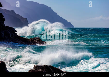 Grandes vagues sur la côte Na Pali des îles hawaïennes; Kauai, Hawaii, États-Unis d'Amérique Banque D'Images