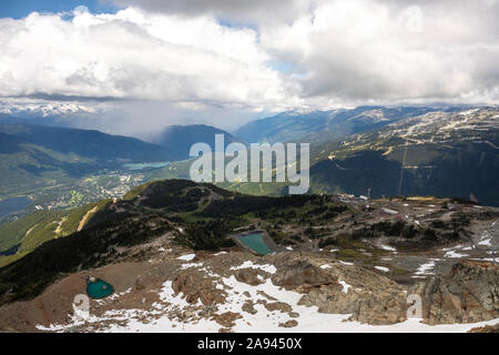 Un petit lac alpin sur le mont Whistler est un bleu sur un jour d'été ensoleillé Randonnée dans les montagnes. Banque D'Images