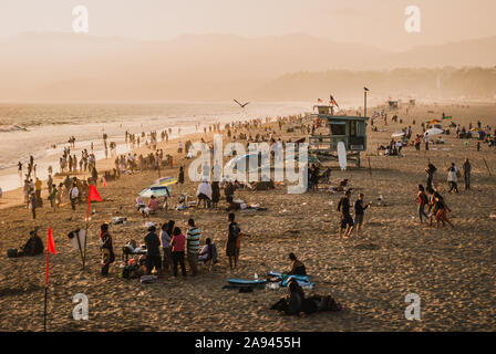 La foule sur la plage de Santa Monica au coucher du soleil. Banque D'Images