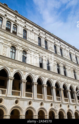 Venise, Italie - 18 juillet 2019 : Le point de vue de la cour de la Loggia au Palais des Doges, ou également connu sous le nom de Palazzo Ducale dans la ville de Venise, il Banque D'Images