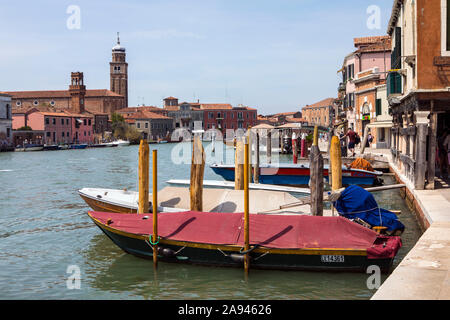 Murano, Italie - 19 juillet 2019 : un canal à travers l'île vénitienne de Murano en Italie du Nord. L'église de San Pietro Martire et le medi Banque D'Images