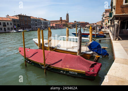 Murano, Italie - 19 juillet 2019 : un canal à travers l'île vénitienne de Murano en Italie du Nord. L'église de San Pietro Martire et le medi Banque D'Images