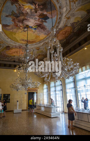 Murano, Italie - 19 juillet 2019 : Une des chambres dans le musée du verre de Murano, également connu sous le nom de Museo del Vetro, sur l'île vénitienne de Murano en Italie. Banque D'Images