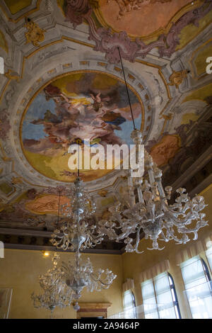 Murano, Italie - 19 juillet 2019 : le magnifique plafond dans l'une des chambres dans le musée du verre de Murano, également connu sous le nom de Museo del Vetro, sur l'est de Venise Banque D'Images