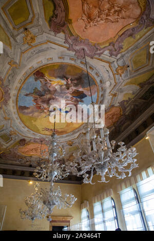 Murano, Italie - 19 juillet 2019 : le magnifique plafond dans l'une des chambres dans le musée du verre de Murano, également connu sous le nom de Museo del Vetro, sur l'est de Venise Banque D'Images