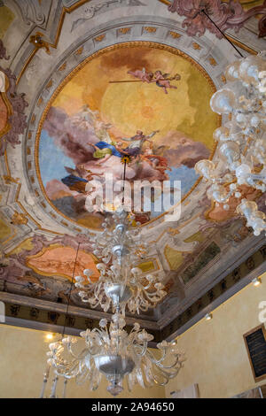 Murano, Italie - 19 juillet 2019 : le magnifique plafond dans l'une des chambres dans le musée du verre de Murano, également connu sous le nom de Museo del Vetro, sur l'est de Venise Banque D'Images