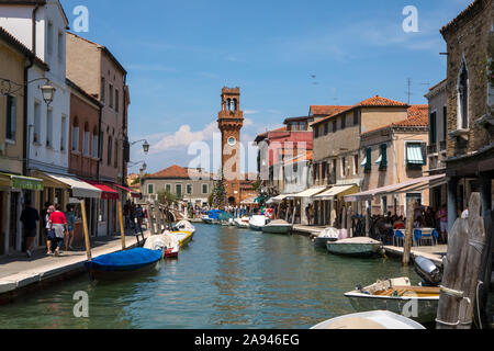 Murano, Italie - 19 juillet 2019 : une vue de l'un des canaux de Venise, sur la magnifique île de Murano en Italie du Nord. Le clocher de San S Banque D'Images