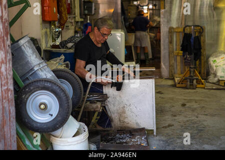 Murano, Italie - 19 juillet 2019 : une usine de fabrication artisanale en verre de Murano un article sur l'île vénitienne de Murano historique dans le Nord de l'Italie. Banque D'Images