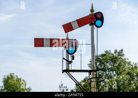 Arrêt à l'ancienne voie de chemin de fer Voir les signaux sur la Tamar Valley Embranchement Banque D'Images