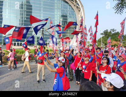 KAOHSIUNG, TAIWAN -- 10 octobre 2019 : une foule vagues drapeaux nationaux au cours de la fête nationale à un événement public, gratuitement. Banque D'Images