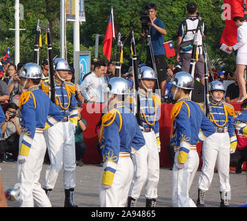 KAOHSIUNG, TAIWAN -- 10 octobre 2019 : Les élèves déguisés en gardes d'honneur militaire montrer leurs compétences à la fête nationale, une et pub Banque D'Images