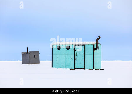 Cabanes de pêche sous la glace sur le lac Winnipeg; Manitoba, Canada Banque D'Images