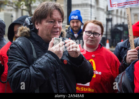 Londres, Royaume-Uni. 12 novembre, 2019. Ian Hodson, président national de la boulangerie Food & Allied Workers Union (BFAWU) traite les travailleurs assemblés en face de McDonald's, Downing Street pendant la grève, surnommé un "cStrike", pour appeler à un nouveau pacte pour les travailleurs de McDonald's qui comprend 15 € de l'heure, un terme à taux de la jeunesse, le choix d'heures garanti jusqu'à 40 heures par semaine, l'avis de quarts de quatre semaines à l'avance et la reconnaissance syndicale. Credit : Mark Kerrison/Alamy Live News Banque D'Images