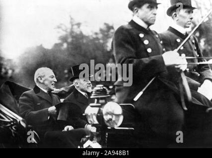 Le président des États-Unis, Woodrow Wilson, et le président français Raymond Poincaré équitation dans chariot ouvert au début de la Conférence de paix de Paris, Paris, France, Photo de E. McConnell, Décembre 14, 1918 Banque D'Images