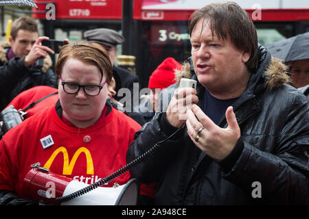 Londres, Royaume-Uni. 12 novembre, 2019. Ian Hodson, président national de la boulangerie Food & Allied Workers Union (BFAWU) traite les travailleurs assemblés en face de McDonald's, Downing Street pendant la grève, surnommé un "cStrike", pour appeler à un nouveau pacte pour les travailleurs de McDonald's qui comprend 15 € de l'heure, un terme à taux de la jeunesse, le choix d'heures garanti jusqu'à 40 heures par semaine, l'avis de quarts de quatre semaines à l'avance et la reconnaissance syndicale. Credit : Mark Kerrison/Alamy Live News Banque D'Images