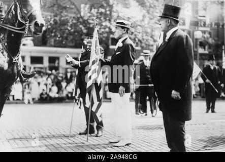 Le président des États-Unis, Woodrow Wilson, holding drapeau des États-Unis, dans le défilé, sur la protection civile 24, Washington, D.C., USA, 14 juin, 1916 Banque D'Images