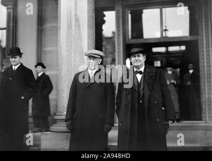 Le président élu des États-Unis Woodrow Wilson (à gauche) et William Jennings Bryan, laissant des capacités, Three-Quarter Length Portrait, Trenton, New Jersey, USA, Bain News Service, Décembre 1912 Banque D'Images