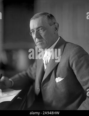 Woodrow Wilson (1856-1924) 28e président des États-Unis 1913-1921, demi-longueur Portrait assis à 24 dans le bureau ovale de la Maison Blanche, Washington, D.C., USA, photo de Harris & Ewing, 1913-1917 Banque D'Images