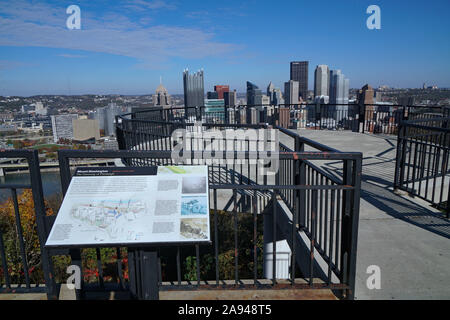 PITTSBURGH - NOVEMBRE 2019 : une vue spectaculaire du centre-ville de Pittsburgh et la réunion des rivières à Fort Pitt Park du mont Washington. Banque D'Images