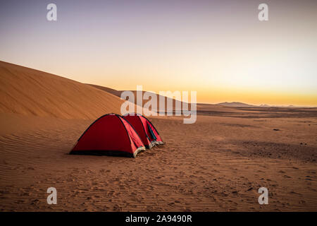 Tentes dans les dunes de sable; Kawa, État du Nord, Soudan Banque D'Images