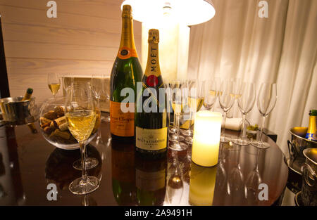 Cannes, France. 13 Nov, 2019. Cannes, France - 13 novembre 2019 : MAPIC - Le marché immobilier de détail à l'international. L'atmosphère de la journée d'ouverture, Réception au champagne à l'Hôtel Majestic, Mipim, Midem, un roseau Champagner, Moet, Chandon, Veuve Clicquot, Pommery | Conditions de crédit dans le monde entier : dpa/Alamy Live News Banque D'Images