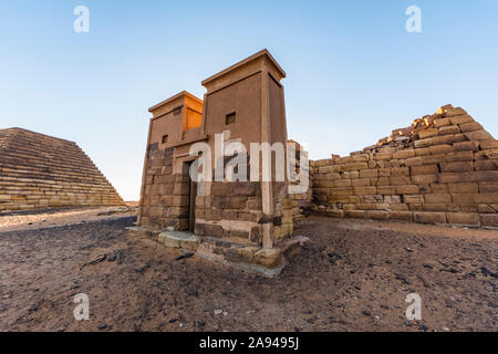 La chapelle reconstruite du cimetière nord de Begarawiyah, qui contient 41 pyramides royales des monarques qui gouvernèrent le Royaume de Kush entre 25... Banque D'Images