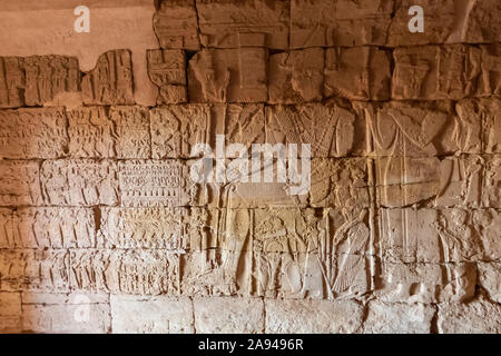 Bas-reliefs à l'intérieur d'une chapelle reconstruite dans le cimetière nord de Begarawiyah, contenant 41 pyramides royales des monarques qui ... Banque D'Images