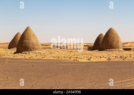 Cimetière islamique avec des qubbas; Old Dongola, État du Nord, Soudan Banque D'Images