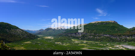 Vue panoramique de Pampa Linda vallée entourée de montagnes dans le Parc National Nahuel Huapi, Bariloche, Patagonie, Argentine Banque D'Images