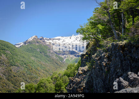 Vue imprenable de Pampa Linda vallée entourée de montagnes dans le Parc National Nahuel Huapi, Bariloche, Patagonie, Argentine Banque D'Images