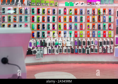 Vitrine de magasin smartphone avec des marchandises et d'accessoires.vente Banque D'Images