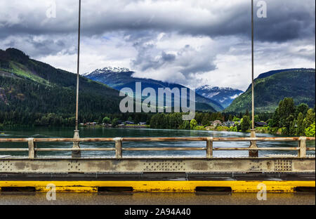 Pont routier traversant une rivière; Revelstoke (Colombie-Britannique), Canada Banque D'Images